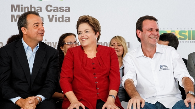 Sérgio Cabral, Dilma Rousseff e Eduardo Paes durante entrega de unidades habitacionais do programa Minha casa Minha Vida no Rio de Janeiro