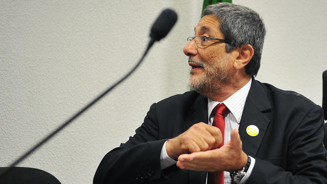 A CPI da Petrobras ouve o depoimento do ex-presidente da estatal Sérgio Gabrielli