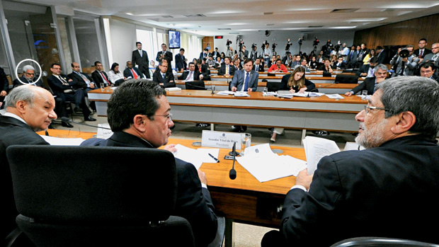 TEATRO: Parecia uma encenação — e era mesmo. As perguntas que seriam feitas pelos parlamentares ao ex-presidente da Petrobras Sergio Gabrielli foram enviadas a ele antes do depoimento por José Eduardo Barrocas, chefe do escritório da estatal em Brasília, que aparece no detalhe da foto