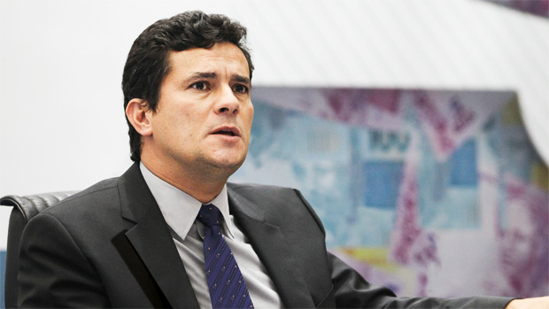 O juiz Sérgio Moro reage às reclamações de advogados sobre as condições da carceragem da PF