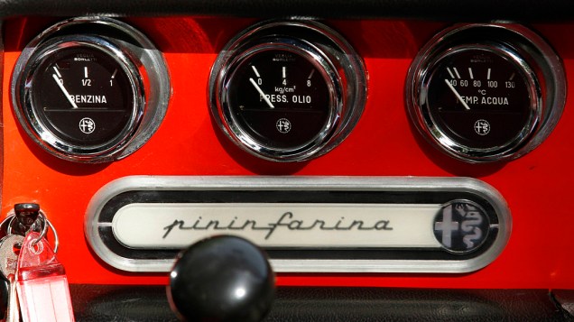 O logotipo Pininfarina visto nas bitolas de combustível e temperatura no painel de um Alfa Romeo Spider