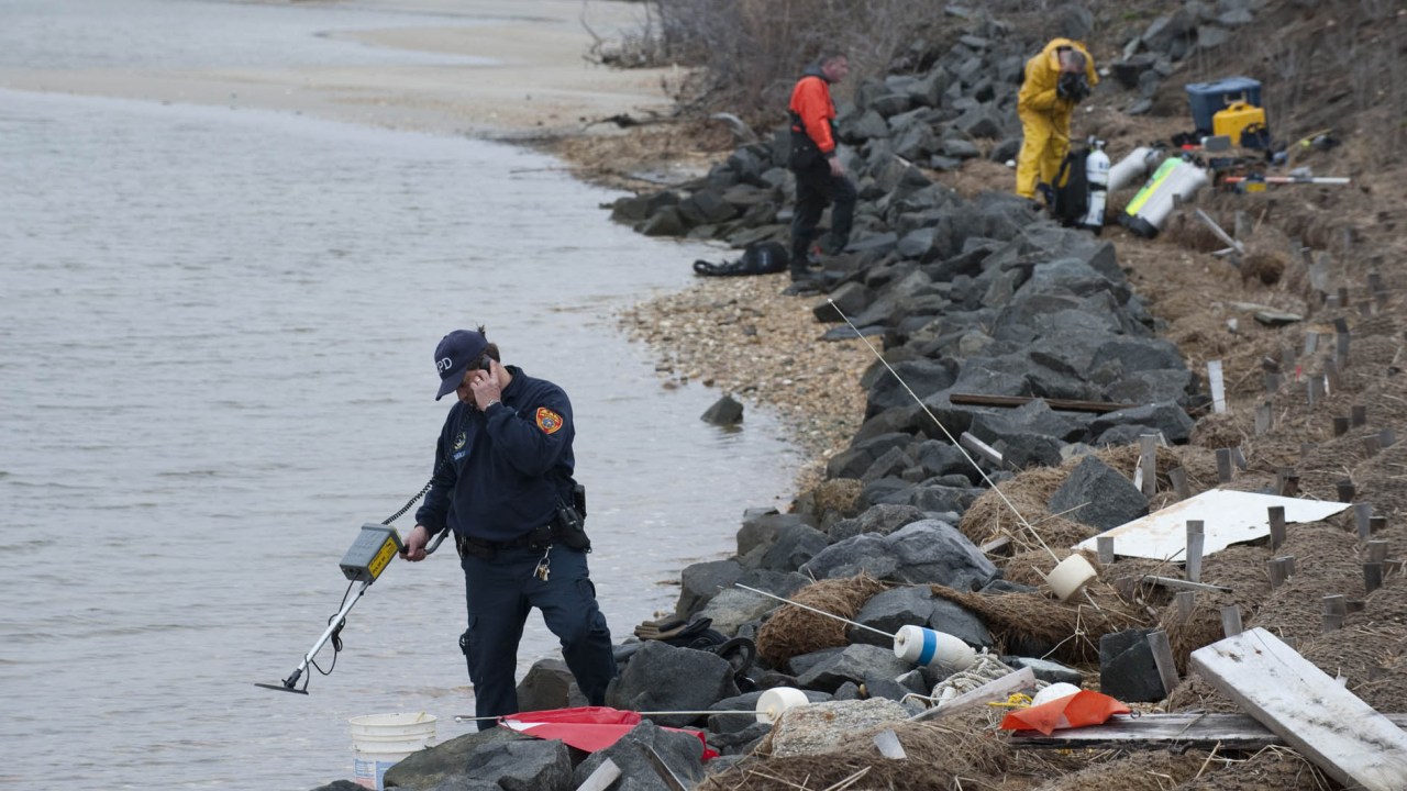 Policiais americanos procuram restos mortais em praia próxima a Nova York