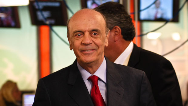 O candidato do PSDB à Presidência, José Serra, no estúdio da TV Bandeirantes antes do início do debate