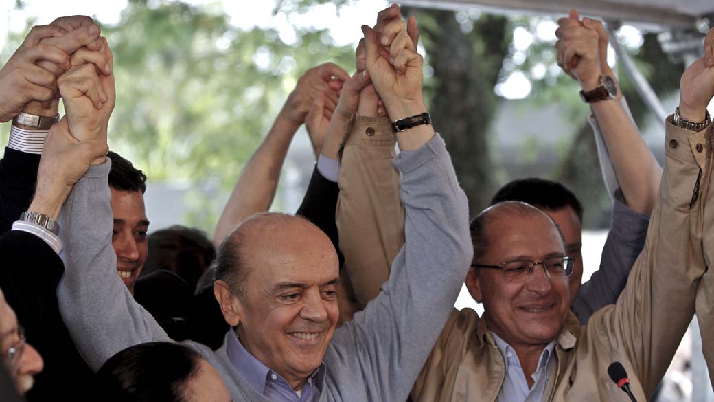 Candidato à Presidência, José Serra, com Geraldo Alckmin, candidato ao governo de São Paulo após votar. 03/10/2010