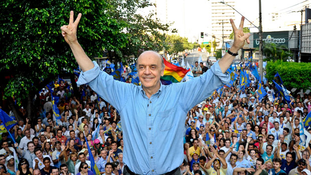 O candidato José Serra faz campanha na ruas de Goiânia