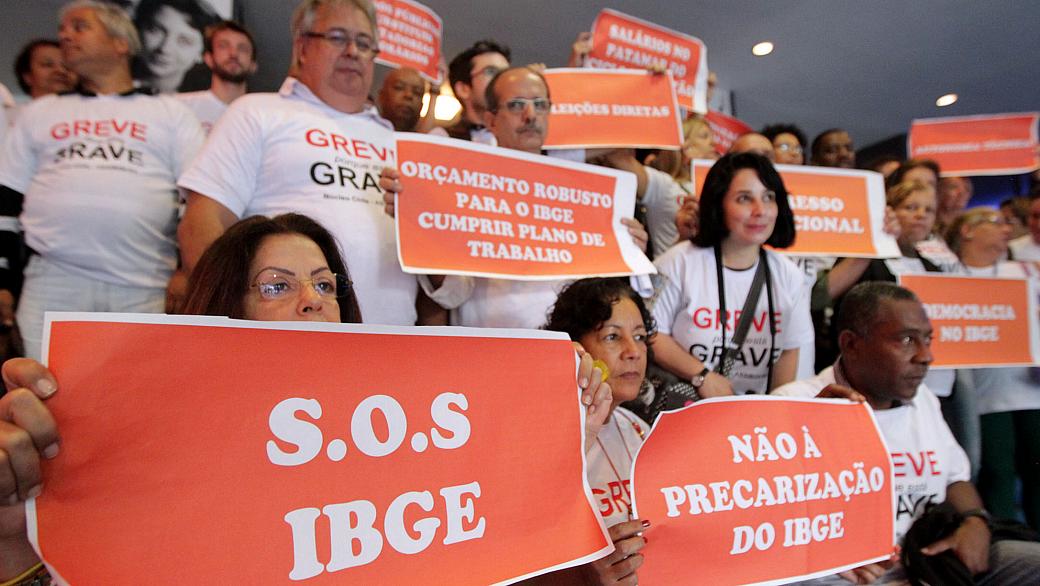 Servidores do IBGE em greve fazem manifestação no Teatro João Caetano, no Centro do Rio