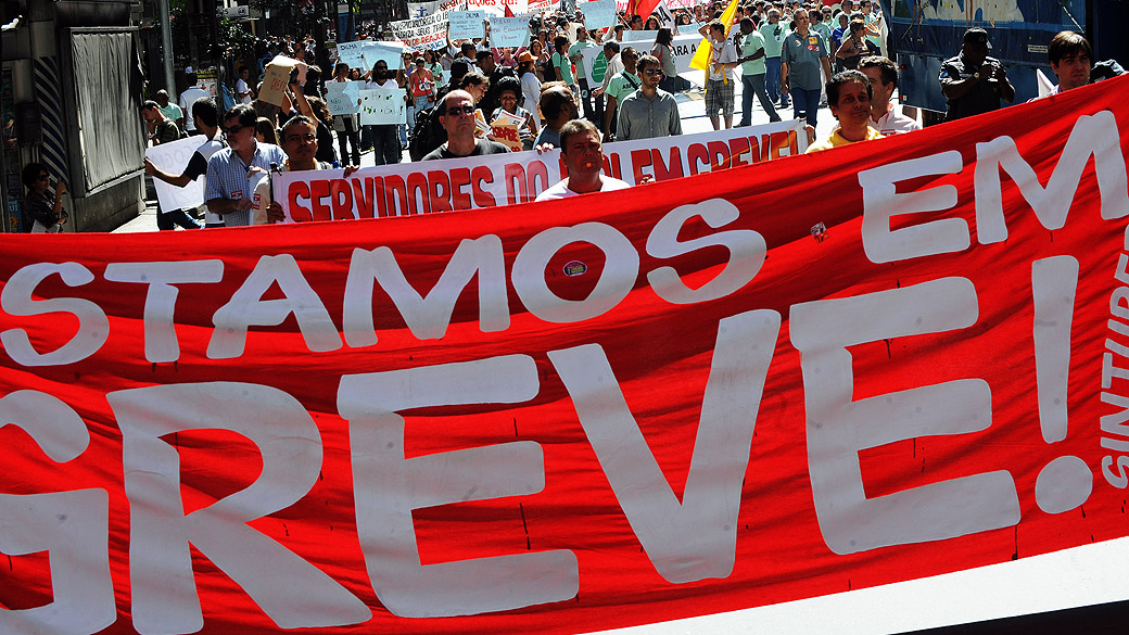 Servidores federais em greve marcham no centro do Rio de Janeiro
