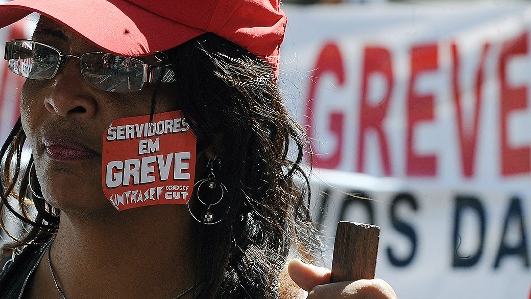 Servidores federais em greve marcham no centro do Rio de Janeiro, na manhã desta quinta-feira