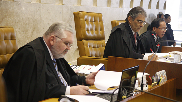 Presidente do STF, Carlos Ayres Britto (no centro), foi relator do caso