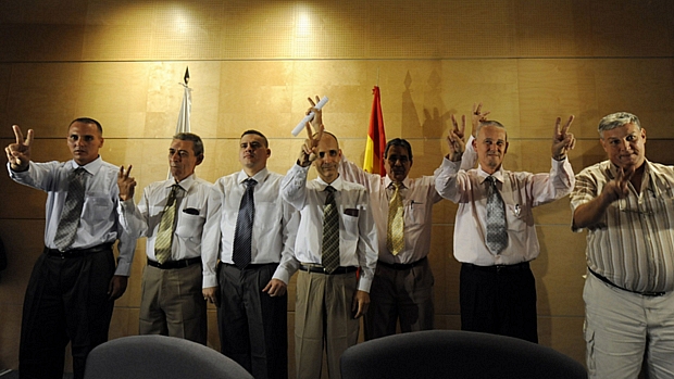 Antonio Villarreal (2º à esquerda) e outros seis ex-presos políticos posam para foto antes de coletiva de imprensa, na Espanha