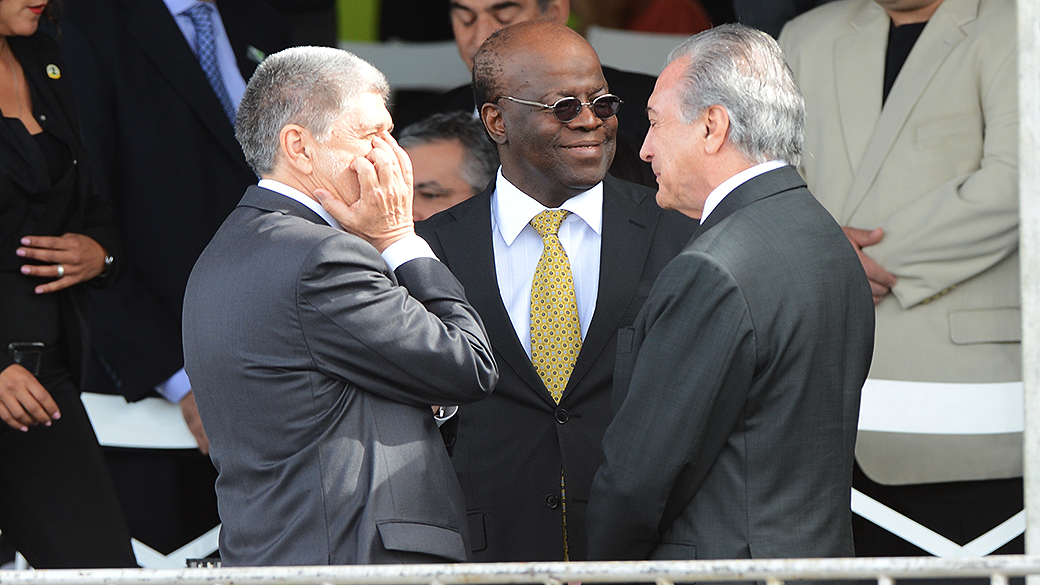 Ministro Celso Amorim, ministro Joaquim Barbosa e o vice-presidente Michel Temer participam do desfile cívico de 7 de Setembro em Brasília