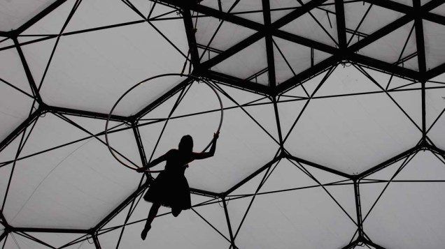 Shaena Brandel, da companhia de circo Nofit State, apresenta acrobacias aéreas durante o Projeto Bioma Éden na Inglaterra
