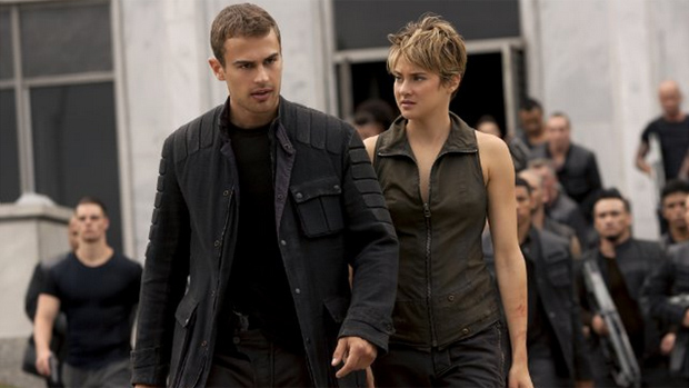 Shailene Woodley(Tris) e Theo James (Four) no filme A Série Divergente: Insurgente