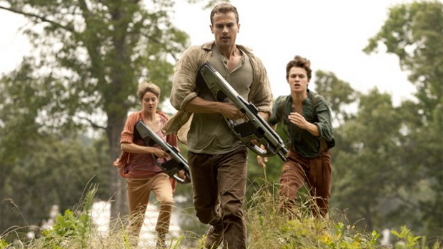 Shailene Woodley(Tris), Theo James (Four) e Ansel Elgort (Caleb) no filme A Série Divergente: Insurgente