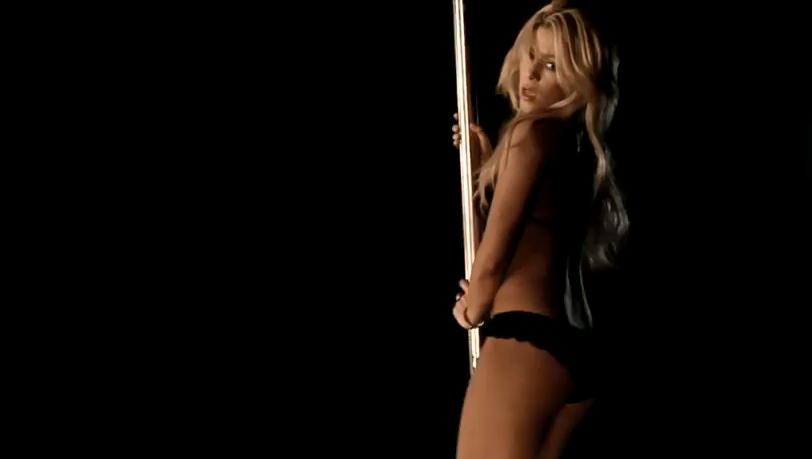 Escolada no pole dance: Shakira no novo clipe da canção 'Rabiosa', do disco 'Sale el Sol'