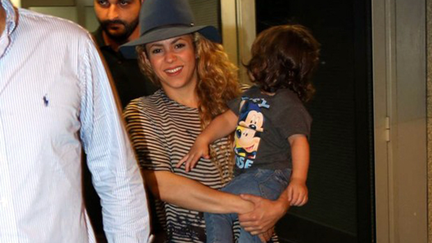 Shakira desembarca com o filho