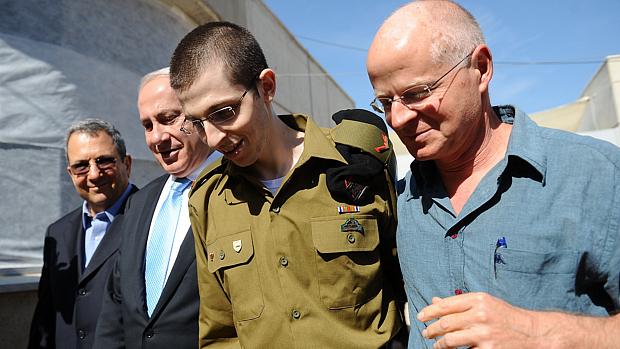 Gilad Shalit abraçado ao seu pai após a sua libertação nesta terça-feira