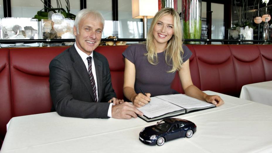 Matthias Mueller, CEO da Porsche AG, e Maria Sharapova, durante a assinatura do contrato em Stuttgart, na Alemanha