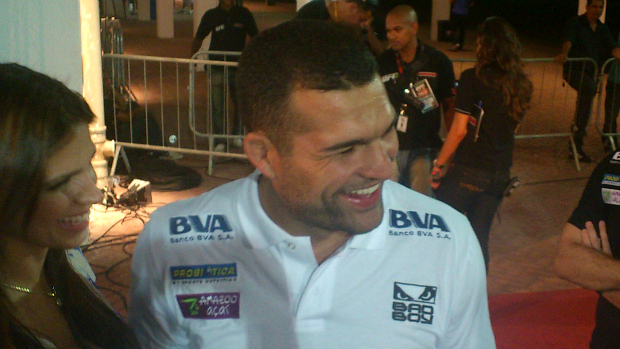 Sorridente, Maurício 'Shogun' Rua chega para assistir ao UFC Rio