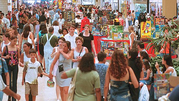Consumidores no shopping de São Paulo