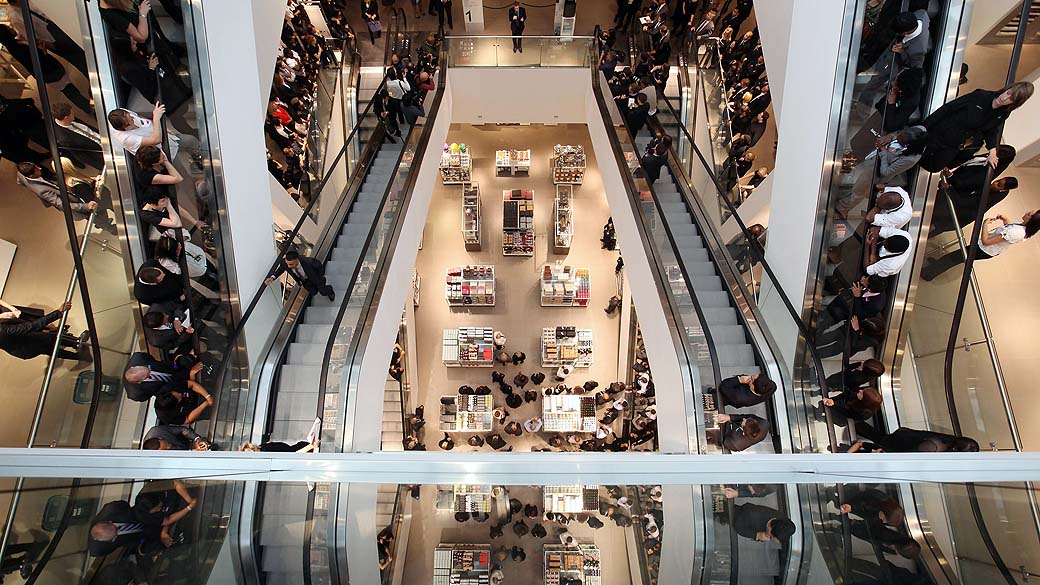 Em Londres, inauguração do shopping Westfield Stratford, o maior centro comercial urbano da Europa com mais de 300 lojas e o maior cassino da Grã-Bretanha
