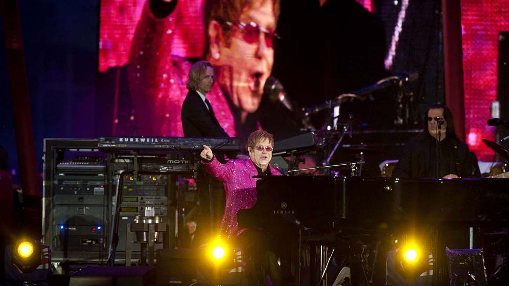 O cantor Elton John durante show no Palácio de Buckingham