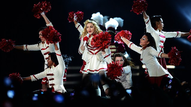Madonna e suas bailarinas durante o show em São Paulo