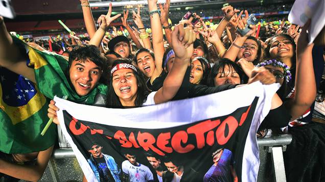 Fãs duarante o show da banda One Direction no Estádio do Morumbi, em São Paulo