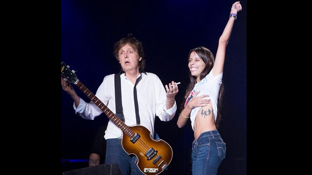 Paul, chama fã para subir ao palco e assina sua tatuagem dos Beatles