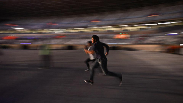 Público corre após abertura dos portões do estádio Mineirão, em Belo Horizonte