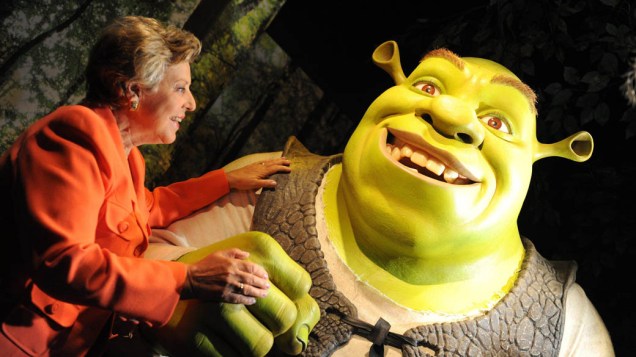 A atriz Marie-Luise Marjan apresenta o boneco de cera do personagem Shrek no museu Madame Tussauds em Berlim, na Alemanha