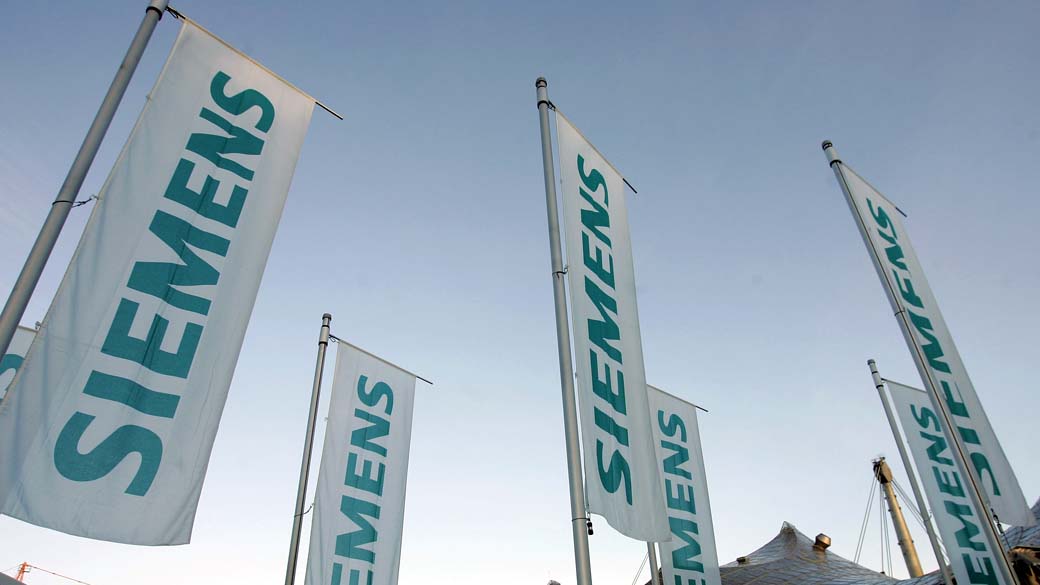 Bandeiras com logo da Siemens
