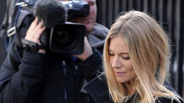 Sienna Miller chega ao tribunal de Londres para depor