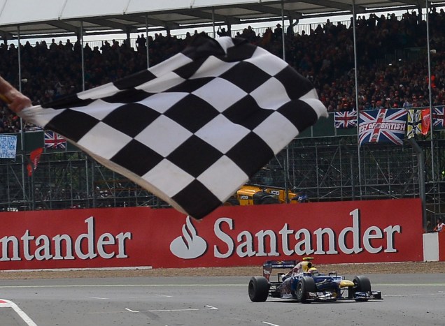 O australiano Mark Webber só conseguiu ultrapassar o espanhol Fernando Alonso, da Ferrari, na última volta