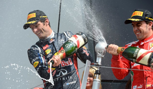 Vencedor do GP da Inglaterra de Formula 1, Mark Webber (esquerda) recebe banho de champagne do segundo colocado, o espanhol Fernando Alonso, da Ferrari