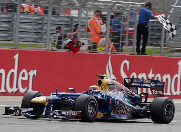 Vencedor da prova, o australiano Mark Webber recebey a bandeirada após 52 voltas no GP da Inglaterra de Formula 1