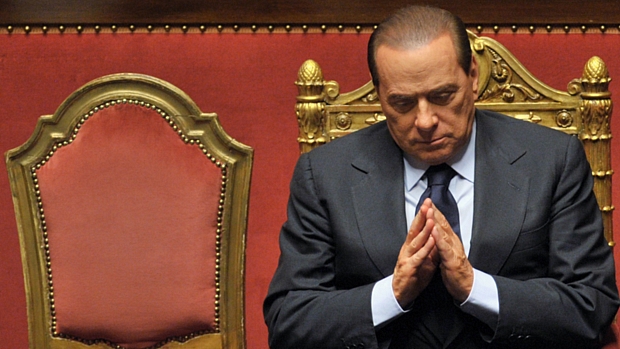 Silvio Berlusconi: "Eu não fujo, não renuncio"