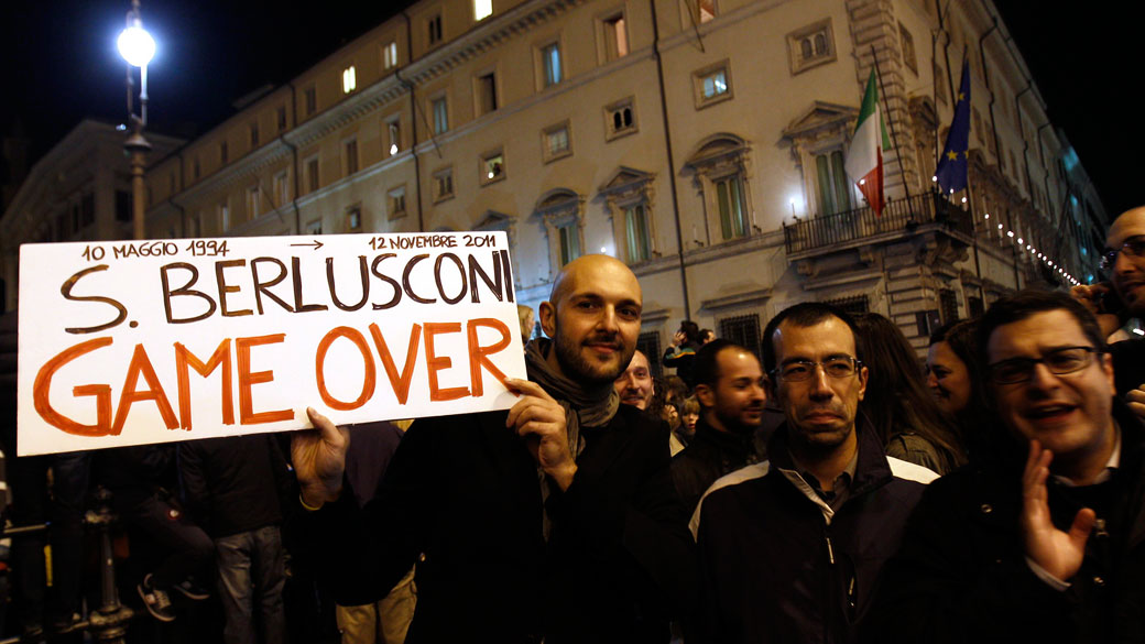 Manifestantes aguardam nas ruas a renúncia do primeiro-ministro Silvio Berlusconi, em Roma