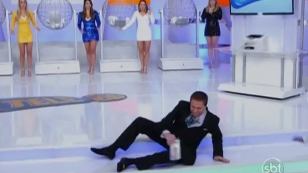 Silvio Santos cai durante sorteio da Tele Sena
