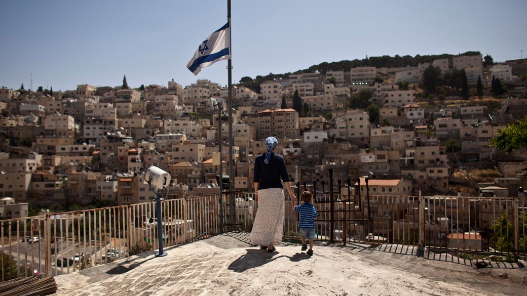 Devorah Adler, judia israelense, com o seu filho no bairro de Silwan. Cerca de 2 mil judeus residem no bairro, predominantemente árabe, no coração da Jerusalém Oriental.