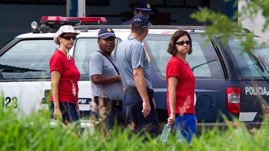 Simone Vasconcelos e Kátia Rabelo (de chapéu claro) andam no 19 do Batalhão da Polícia Militar do DF, que é parte do complexo do presídio da Papuda