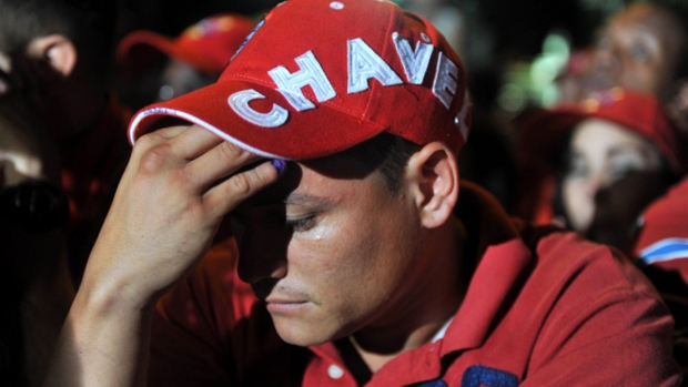Simpatizante de Chávez ouve os resultados das eleições legislativas na Venezuela