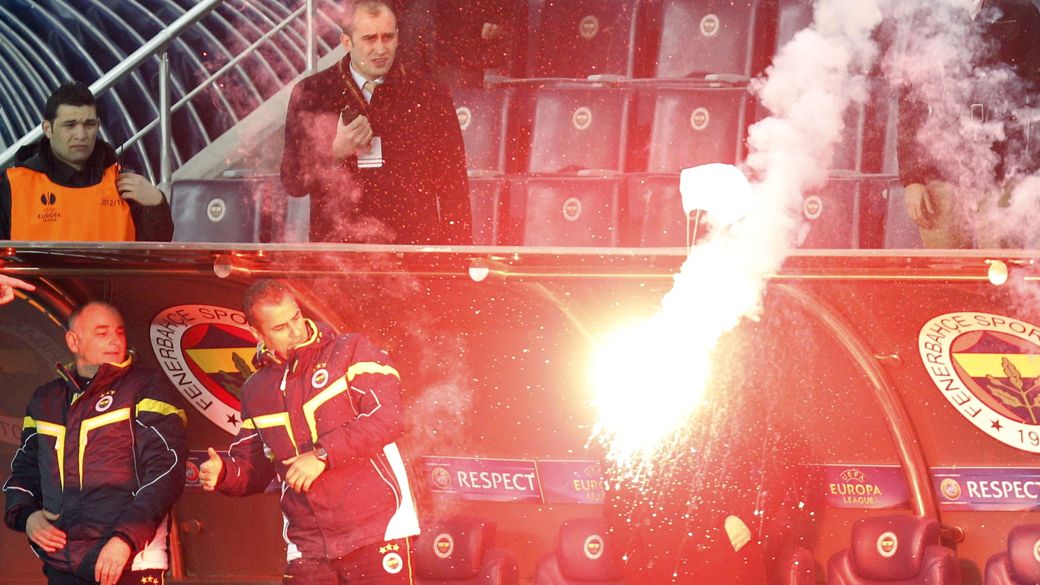 Sinalizador lançado pela torcida do Fenerbahce cai sobre o campo no jogo contra o Bate Borisov, em Istambul