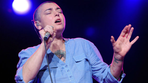 A cantora Sinead O'Connor em recente aparição na Irlanda e no auge da carreira, nos anos 80