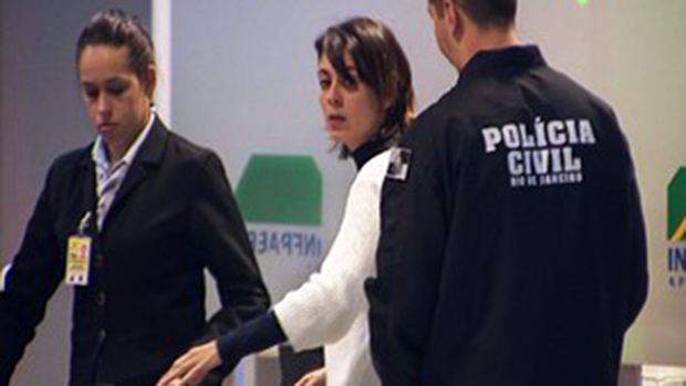 Elisa Quadros, conhecida como Sininho, é presa acusada de formação de quadrilha armada