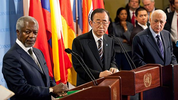 Kofi Annan, Ban Ki Moon e Nabil El-Araby discursam sobre a Síria