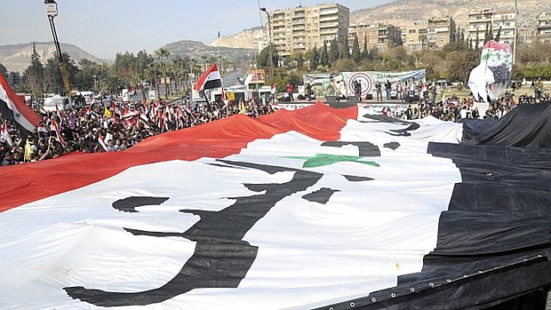 Manifestantes pró-Assad apoiam o Exército de Damasco