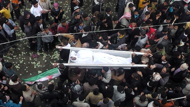 Dezenas de pessoas participam de funeral de sírio morto com confronto com forças de Assad