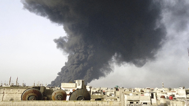 Fumaça preta dos bombardeios do Exército sírio era vista no céu de Homs