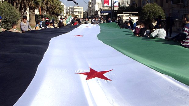 Manifestantes protestam contra o regime de Bashar Assad